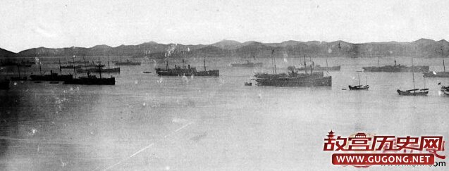 1895年1月19日，从大连湾向山东荣城县出发的日本船队。 大连湾内停泊的日本陆军运输船队