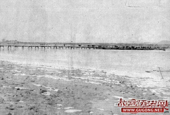 1895年1月18日，大连湾内停泊的日本陆军运输船队。 鸭绿江上日本搭设的临时桥梁 