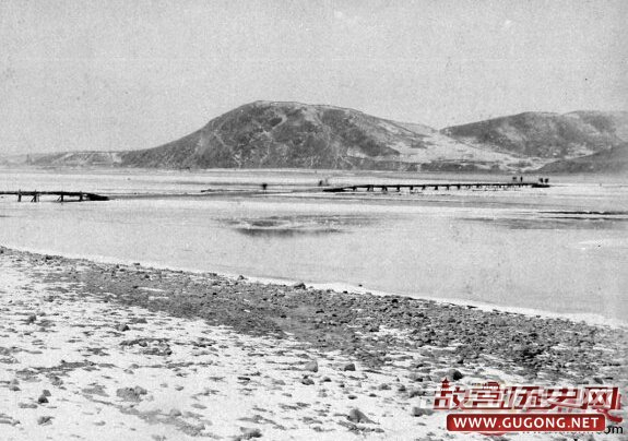 鸭绿江上日本搭设的临时桥梁
