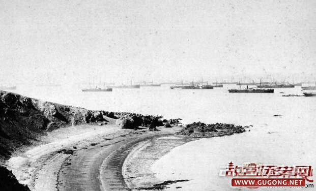 1895年4月18日，金州大连湾附近停泊的日本运输船队。 日本陆军第一师团在旅顺北方后木城附近休息