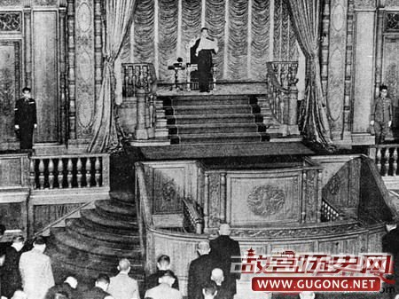1945年8月15日日本裕仁天皇宣布无条件投降。