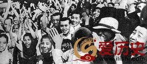 备受日军14年蹂躏之苦的东北人民，热烈欢庆光复。