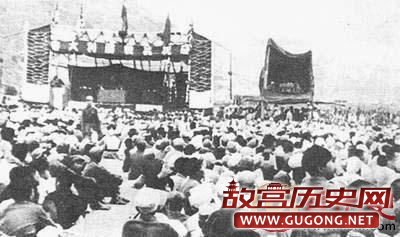 当时中共中央所在地延安人民欢庆抗战胜利。
