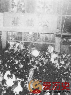 日本无条件投降的消息传来，重庆市民狂欢。