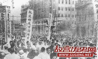 武汉市民游行庆祝抗战胜利。