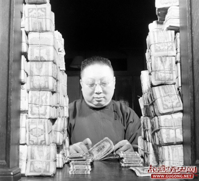 上海工资用麻袋计算：法币大贬值