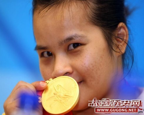 　中国首金—— 8月9日上午，中国举重选手陈燮霞在北京奥运会女子举重48公斤级决赛中气势如虹，以总成绩212公斤打破奥运会记录，力压各路群芳获得冠军，为中国军团斩获本届奥运会的第一枚金牌。