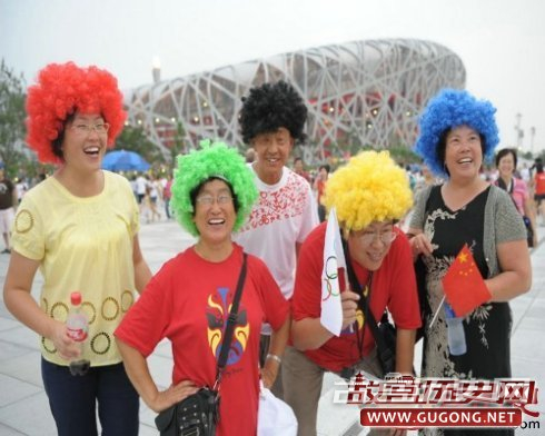 狂欢大Party——奥运会更像是一个狂欢节，来自不同地方的人们汇聚在北京，尽情享受着快乐。
