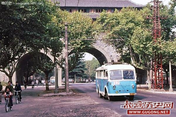 老照片：八十年代初 古朴环保的城市公交车