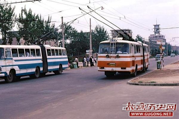 老照片：八十年代初 古朴环保的城市公交车