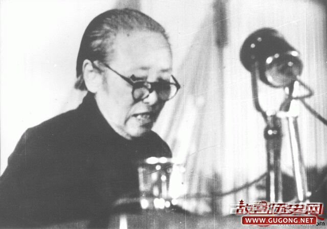 1949年6月15日至19日，新政治协商会议筹备会首届全体会议于在北平举行。何香凝在新政协筹备会上演讲