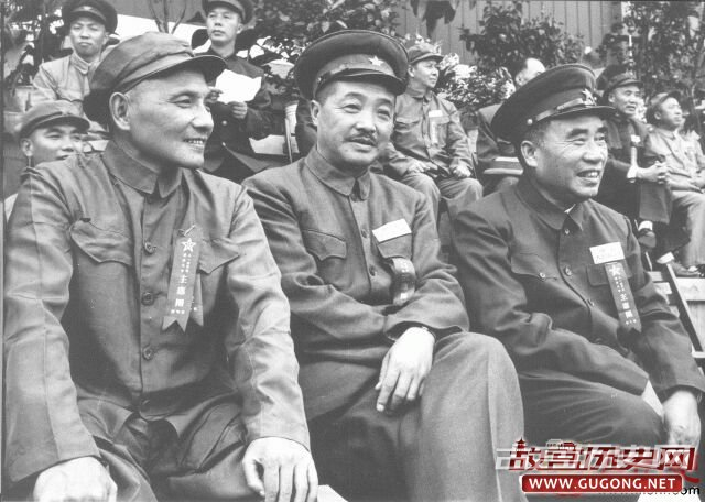 1949年，邓小平、贺龙、朱德出席全军“八一”建军节二十五周年体育运动大会开幕式