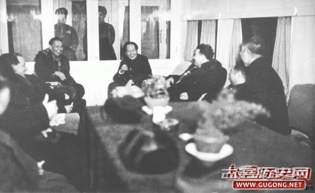1949年12月，毛泽东访问莫斯科。临行，在专列上与送行者亲切交谈