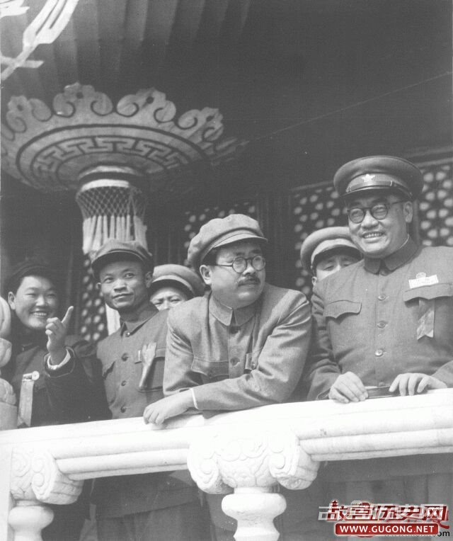 1950年10月1日，李涛、任弼时、冯文彬、李凤莲在天安门城楼观礼