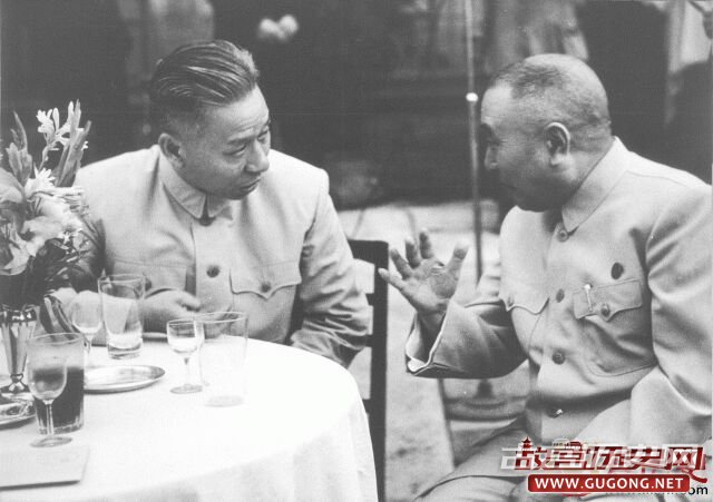 1951年，刘少奇和黄炎培亲切交谈