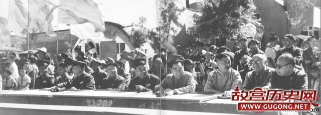 1952年，陈毅、刘伯承、贺龙、周恩来、朱德、李济深、聂荣臻、谭震林、粟裕（自右至左）在北京西郊机场观看空军飞行表演