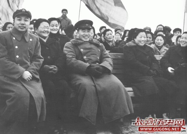 1952年，观看新中国第一批女飞行员飞行表演。前排左起：肖华、李德全、朱德、邓颖超、李伯钊