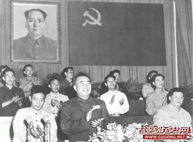 1953年7月1日，朱德、廖承志出席全国第二次青年团代表大会时在主席台上