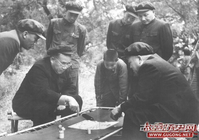 1953年，朱德、彭德怀棋局相持不下，邓小平观战不语