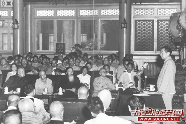 1954年8月20日，周恩来在全国政协常委扩大会上作关于外交政策和解放台湾问题的报告