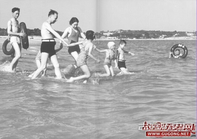 1954年，刘少奇、王光美和家人在北戴河海滨