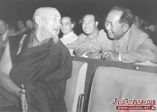 1954年，毛泽东和佛教界著名人士喜饶嘉措在全国人大会上亲切交谈