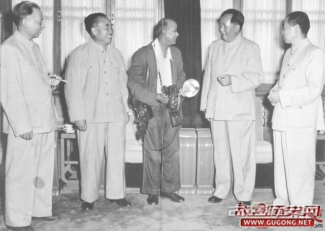 1956年，毛泽东、刘少奇、周恩来、朱德在中南海怀仁堂接受印度摄影记者采访