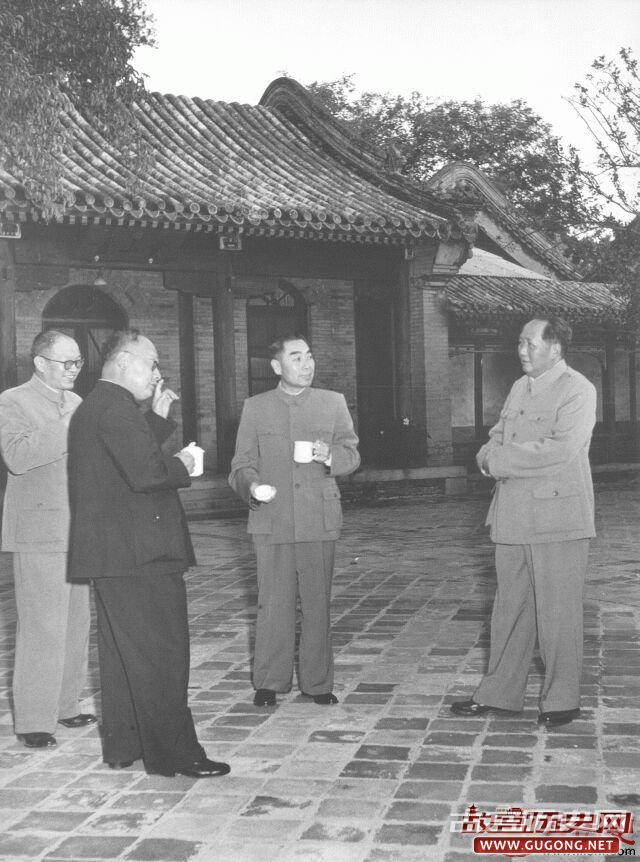 1956年，毛泽东、周恩来、陈毅、张闻天（自右至左）在中南海颐年堂前交谈