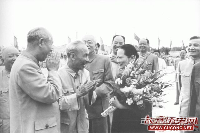 1956年，越南民主共和国主席胡志明访问中国。宋庆龄向胡志明献花