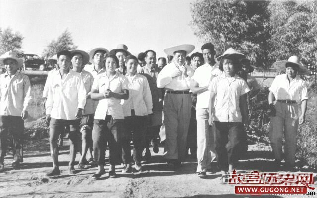 1957年，毛泽东在天津郊区视察
