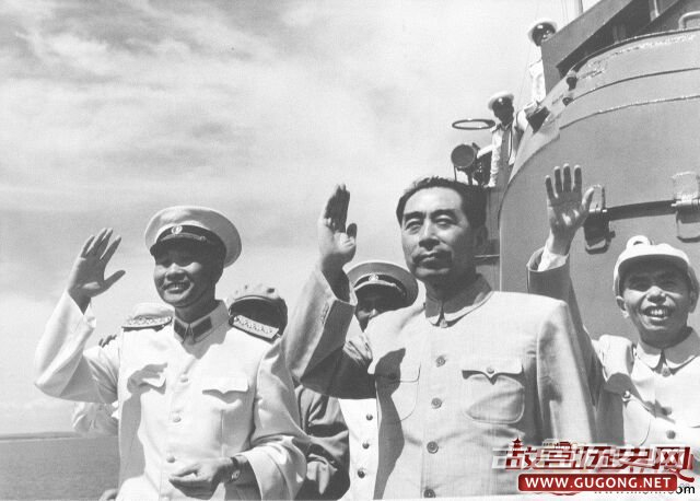 1957年“八一”建军节，周恩来、肖劲光等人在青岛检阅海军