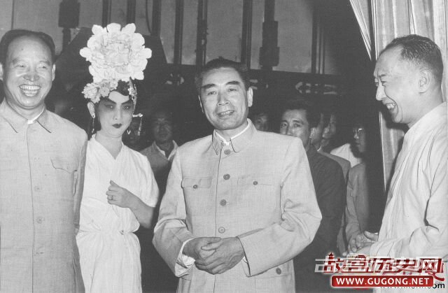 1956年，周恩来、彭真和著名京剧艺术家张君秋在一起