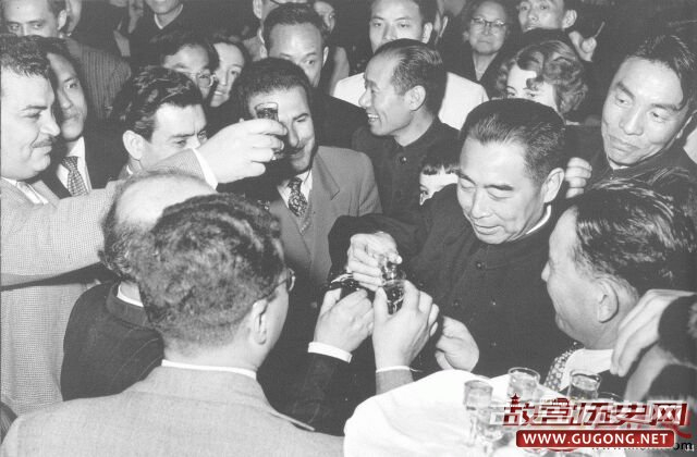 1956年国庆节，周恩来、赖若愚、陈宇在中南海勤政殿会见欧洲国家工会代表