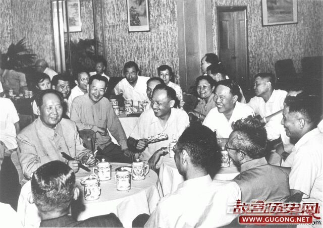 1957年，毛泽东在上海同各界知名人士座谈