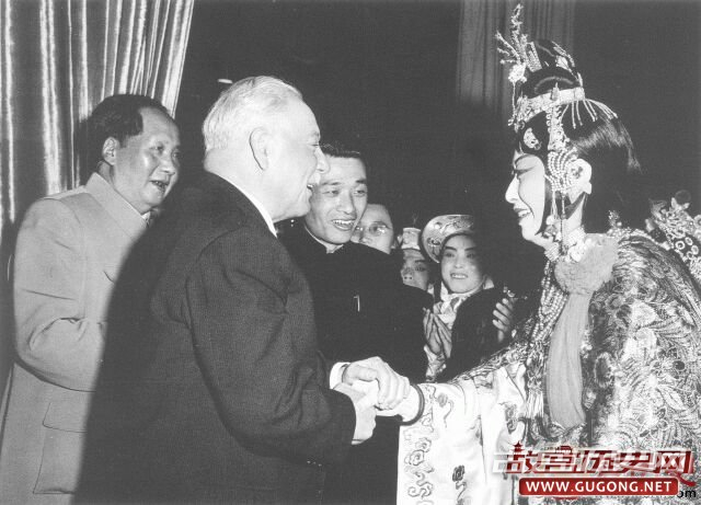 1957年，苏联最高苏维埃主席团主席伏罗希洛夫来我国访问，在北京看了著名京剧艺术家梅兰芳的演出后，上台祝贺演出成功
