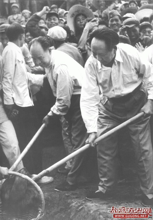 1958年，毛泽东、彭真在北京十三陵水库工地参加劳动