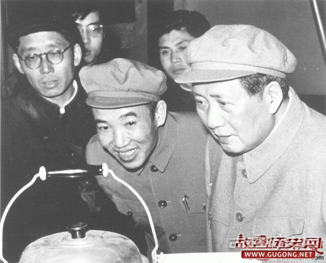1958年，毛泽东、王任重参观沼气利用展览