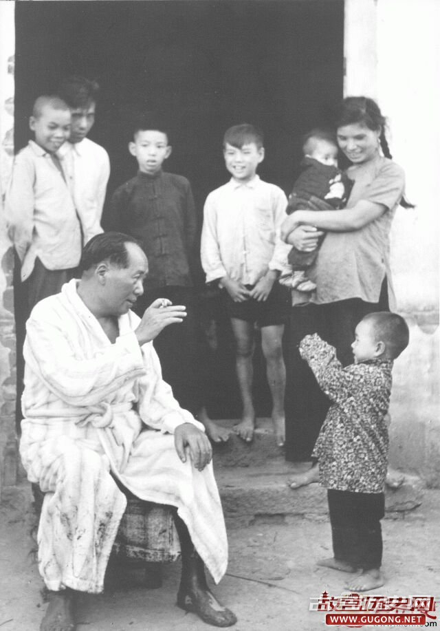 1958年，毛泽东畅游湘江之后，在农家门口小憩