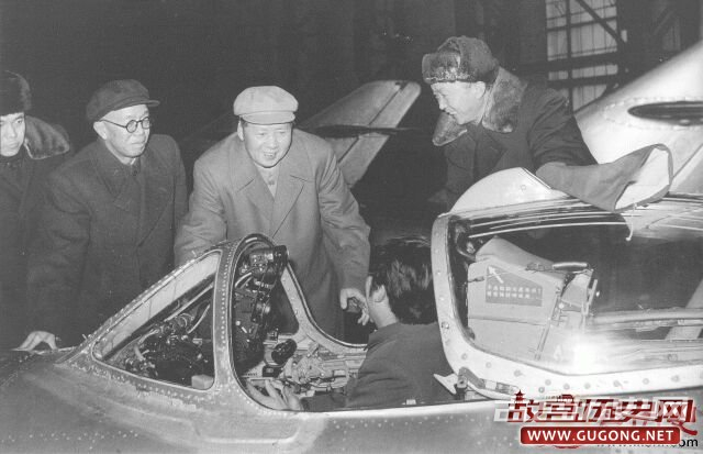 1958年，毛泽东观看我国自己制造的第一架飞机