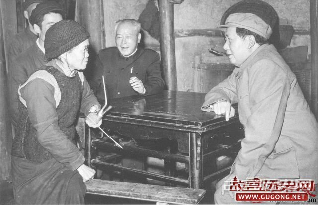 1958年，毛泽东视察四川郫县合兴乡，与温大娘亲切交谈
