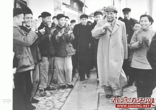 1958年，毛泽东在杭州市参观小营巷无蝇区