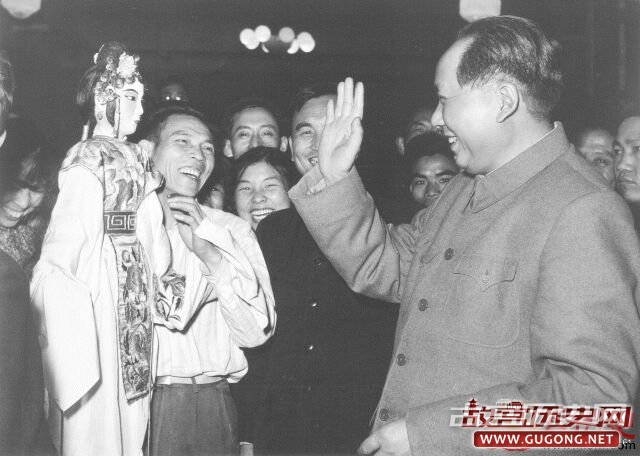 1958年，毛泽东在湖南长沙看木偶戏