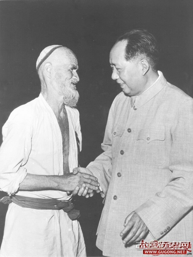 1958年，毛泽东在中南海接见新疆维吾尔族农民库尔班