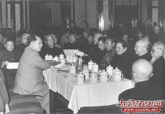 1959年4月，毛泽东主持召开扩大的最高国务会议。前排左起：邓小平、林伯渠、程潜；右起：沈钧儒、黄炎培、李济深、宋庆龄、班禅额尔德尼.确吉坚赞