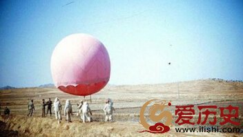 准备升空的红气球，这是禁空标志，不仅不许有任何射击、轰炸举动，而且除了美军和谈人员来往乘坐的直升机外，也不许作战飞机飞临此处。