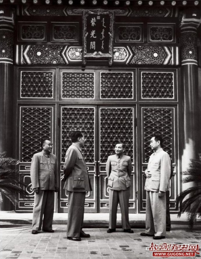 1954年，朱德、毛泽东、陈云、周恩来在中南海紫光阁