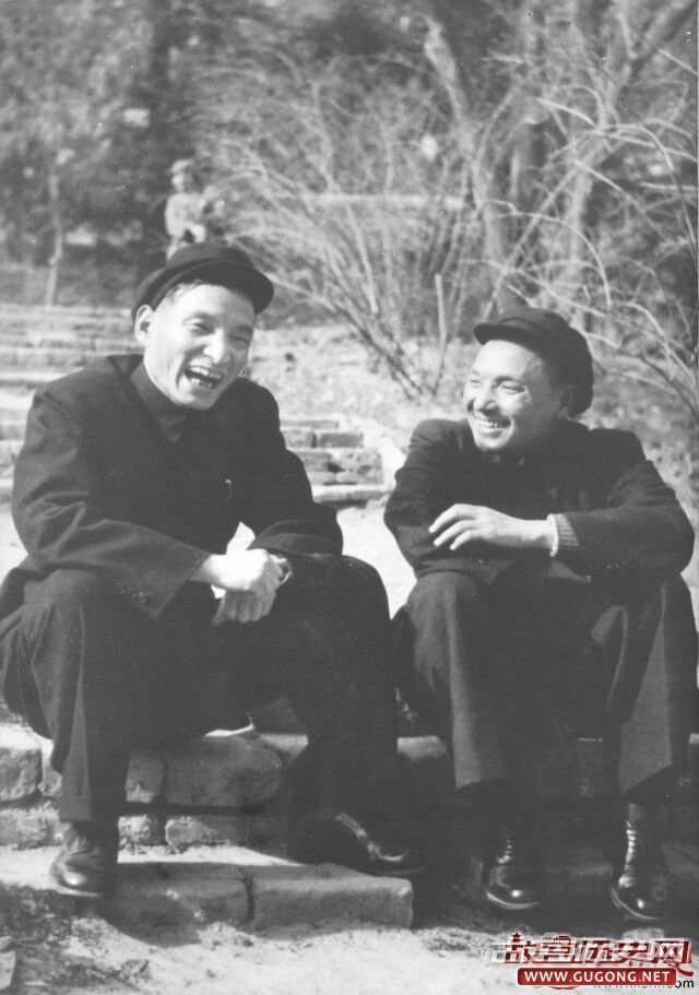 1952年，陈云、邓小平畅游颐和园