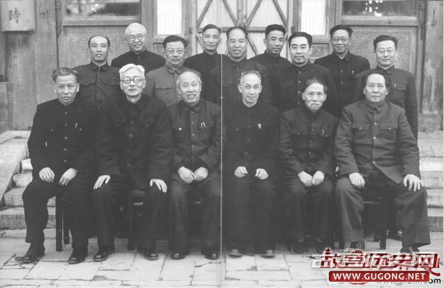 1949年，出席政协第一届全国委员会会议的中共代表在中南海合影