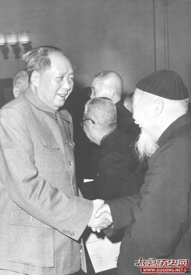 1954年 ，毛泽东和北京师范大学校长陈垣亲切握手