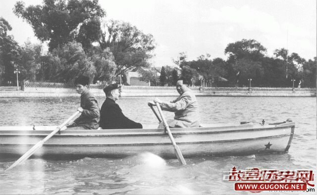 1952年，毛泽东与程潜在中南海游船上